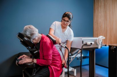 Magnetfeldtherapie: Krankenschwester, die einen Patienten betreut